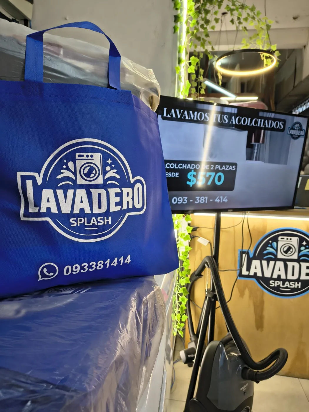 Bolsa de Lavadero Splash en el local, junto a la promo de lavado de acolchados