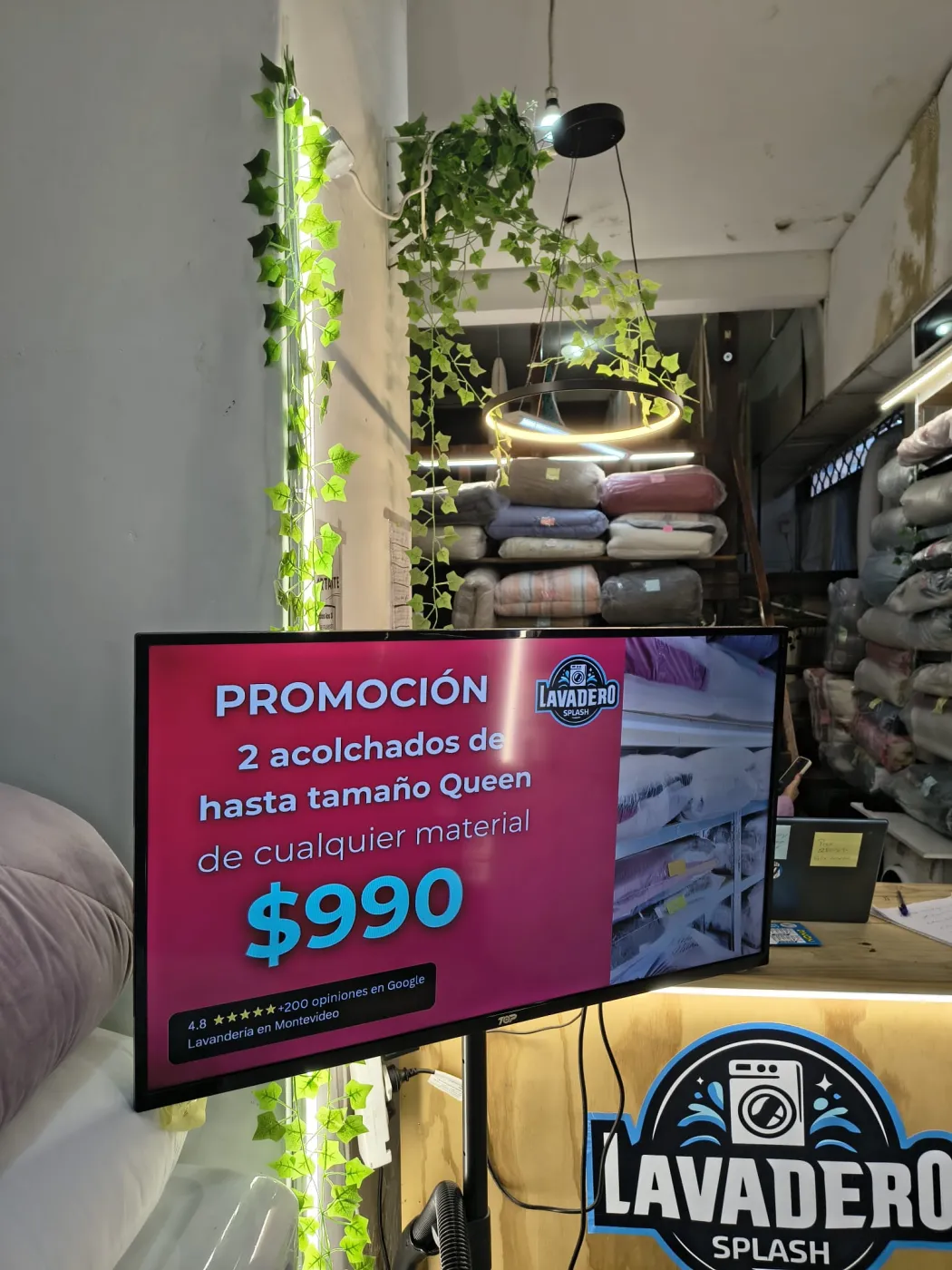 Promoción de 2 acolchados hasta tamaño Queen por $990 mostrada en el local